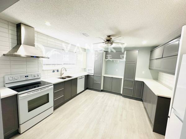 250819080652_kitchen first floor.jpg